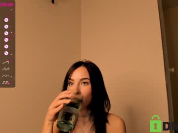 cam girl naiamo image #2580171