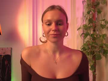 cam girl chillwithkira image #576540